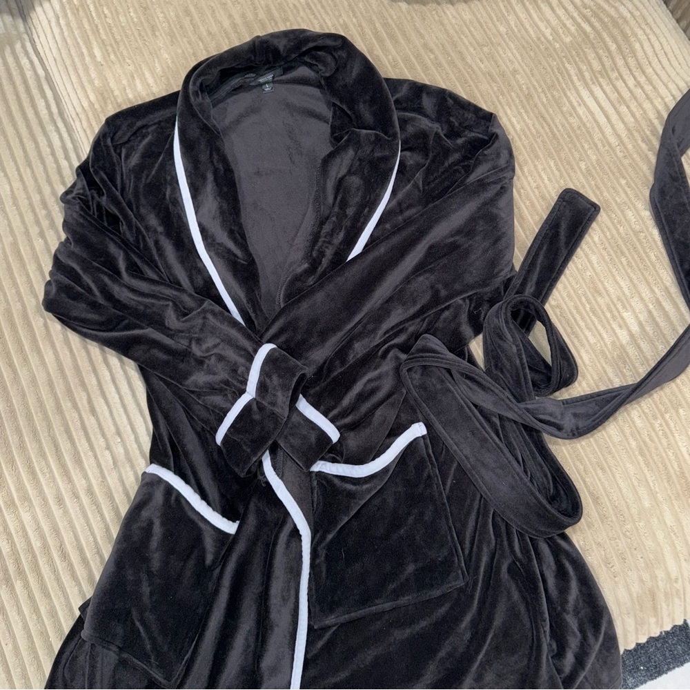 Simply Vera Black Robe - Picture 2 of 5